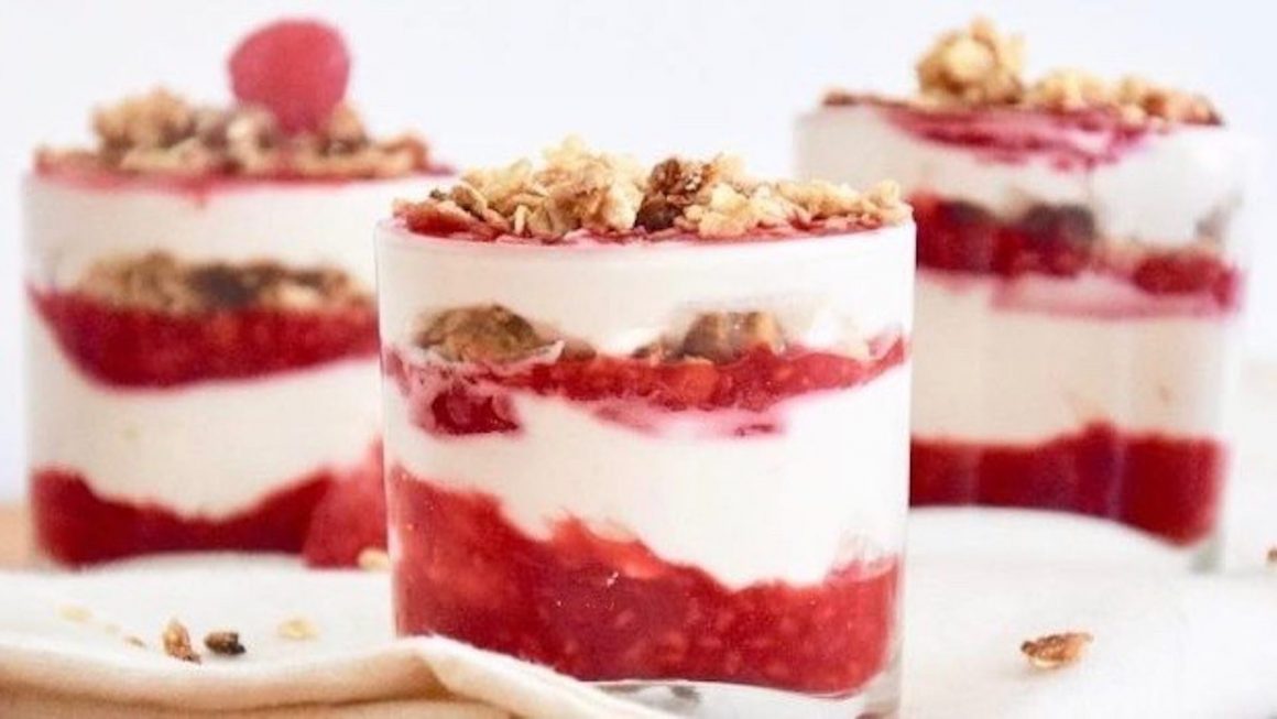 Bicchieri di Cranachan con lamponi e crema