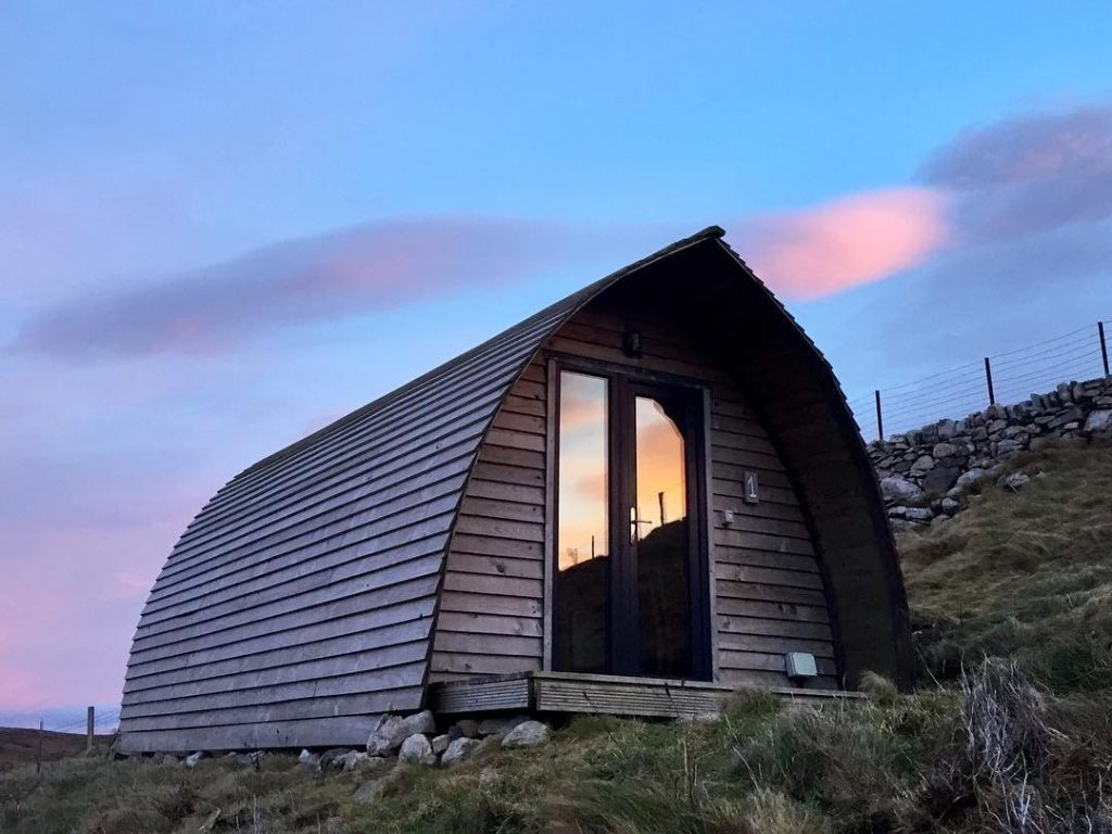 Una cabina da glamping in un paesaggio scozzese
