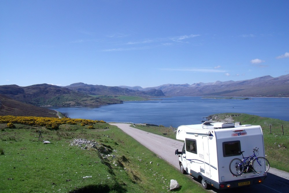 Un camper in un paesaggio scozzese