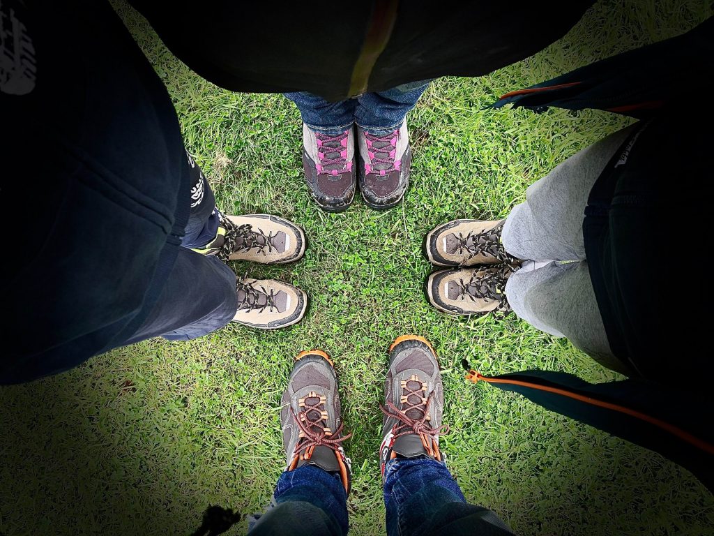 Le scarpe della famiglia durante una sosta in Scozia