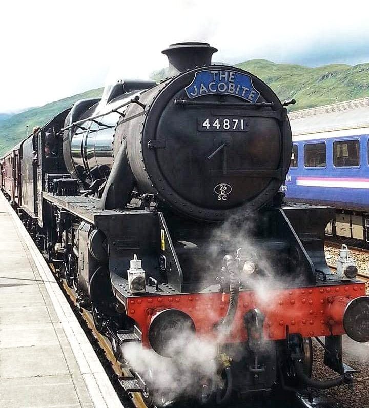 La locomotiva del Jacobite Steam Train in stazione