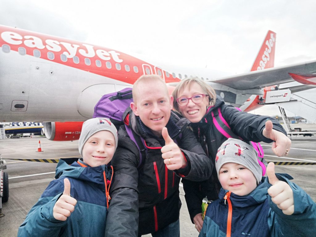 Roberta e Fabrizio con i figli prima di un viaggio in Scozia
