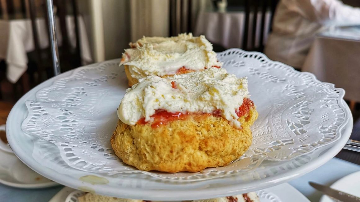 Uno scone farcito con panna e marmellata