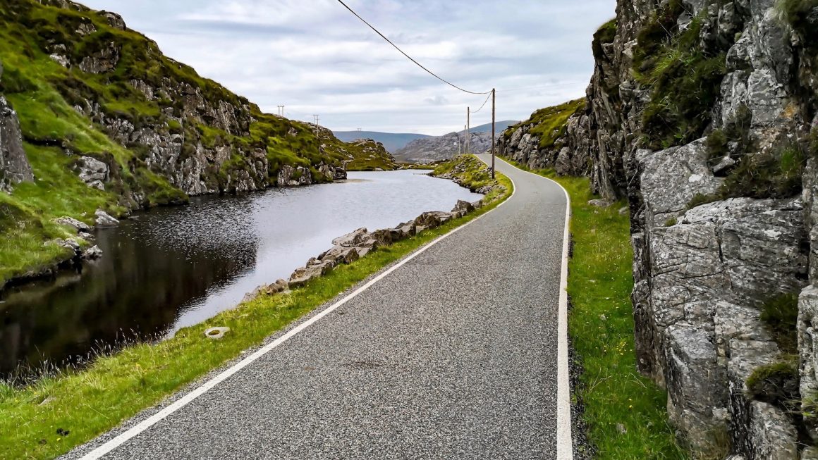 Una strada scozzese lungo un loch