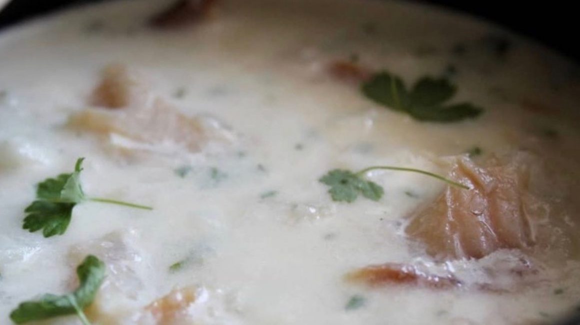 Una zuppa Cullen Skink con pesce affumicato
