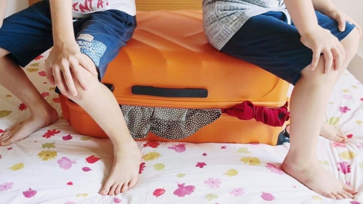 Una valigia pronta per un viaggio