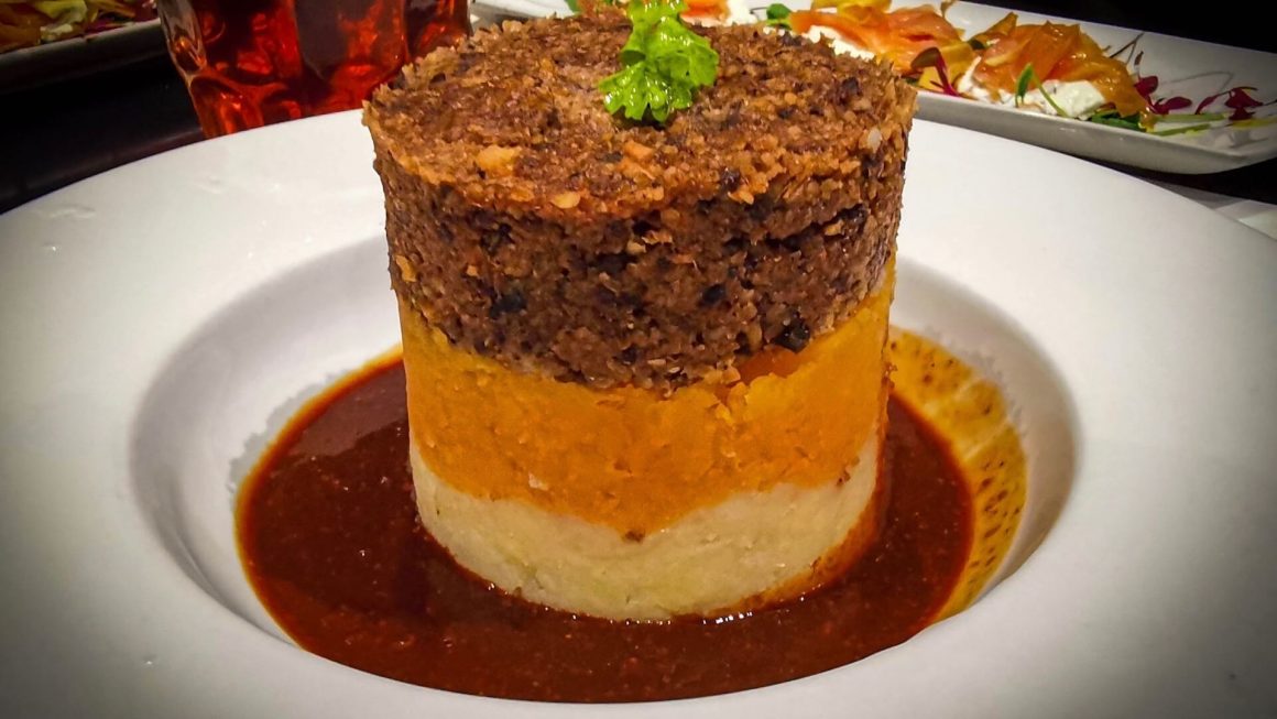 Una presentazione dell’haggis con i suoi accompagnamenti