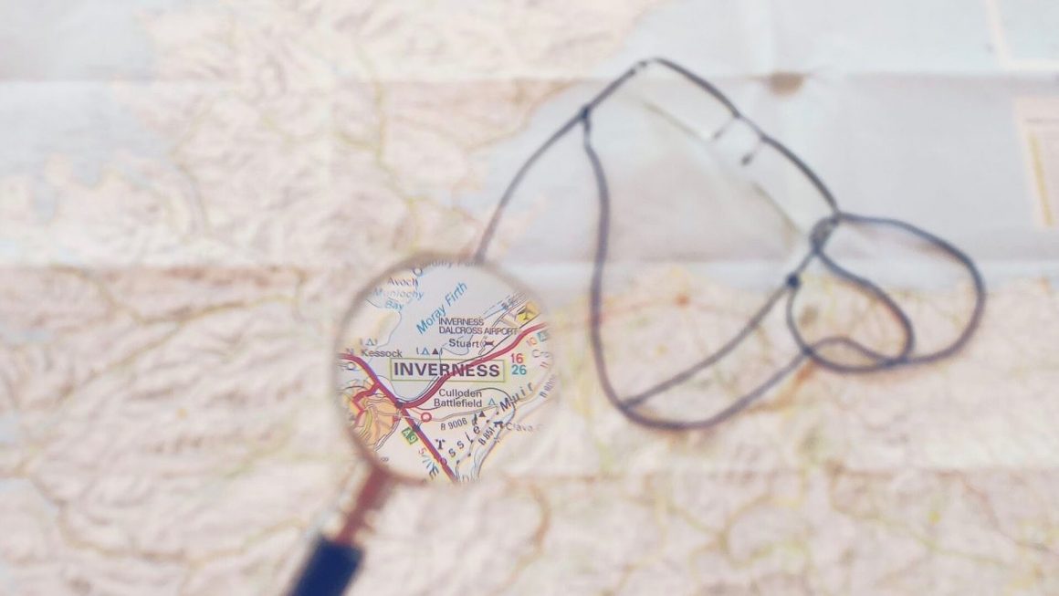 Una mappa, una lente e degli occhiali per preparare il viaggio