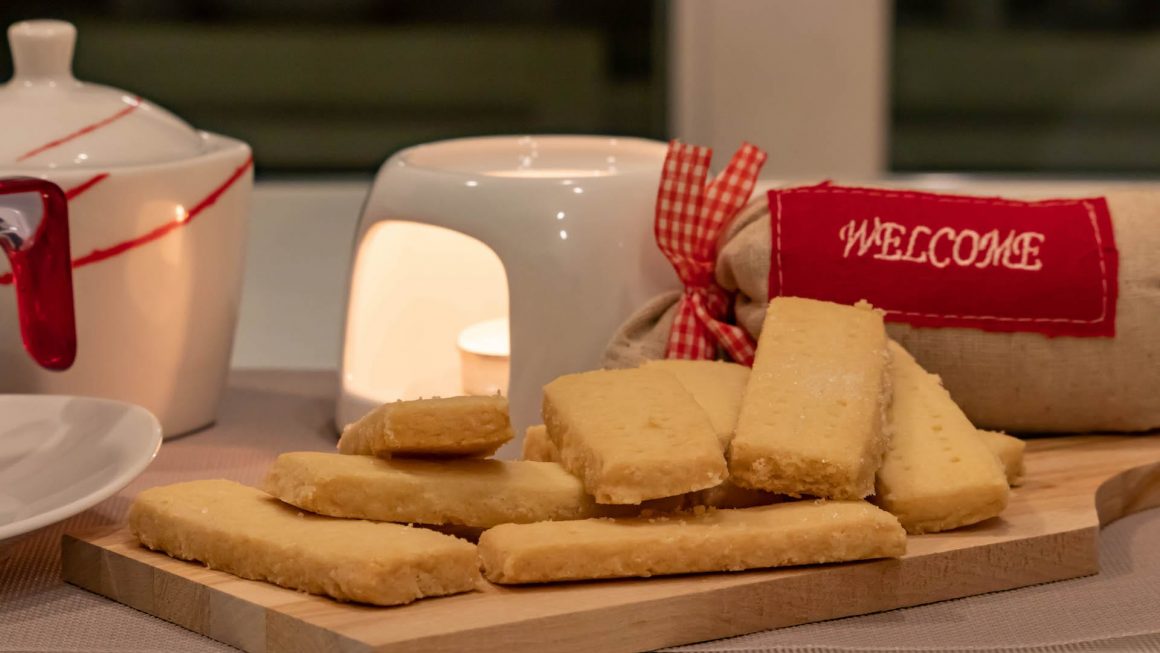 Shortbread al burro su un tagliere, accanto a una tazza