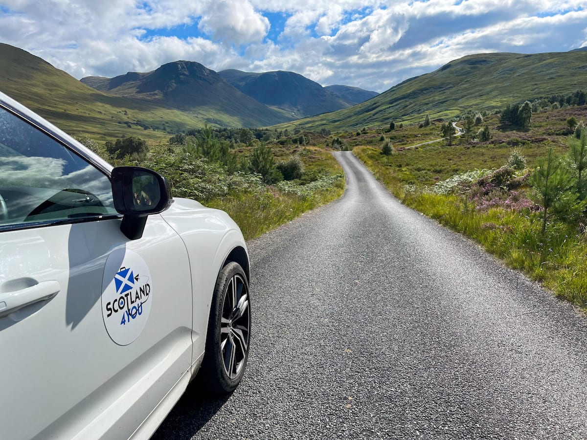 L’auto Scotland4You su una strada nelle Highlands scozzesi