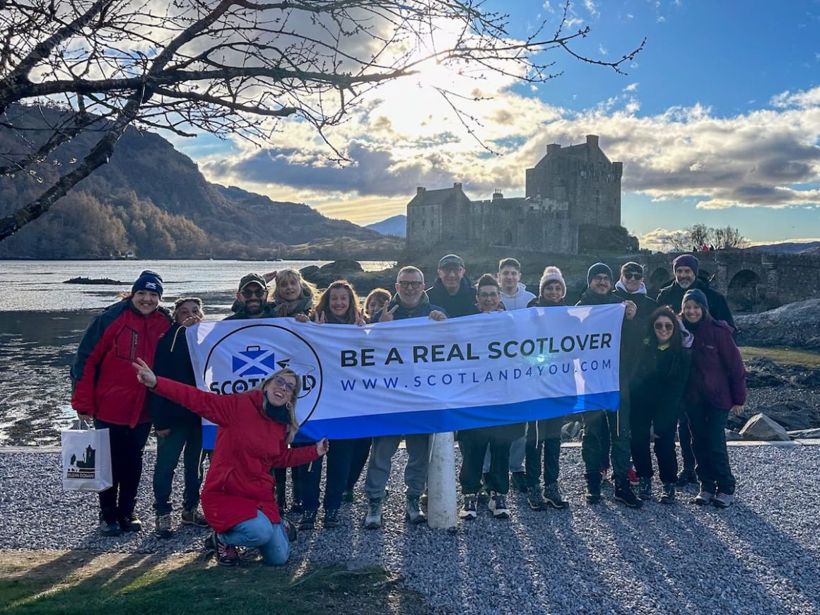 Un viaggio di gruppo Scotland4You presso Eilean Donan in Scozia