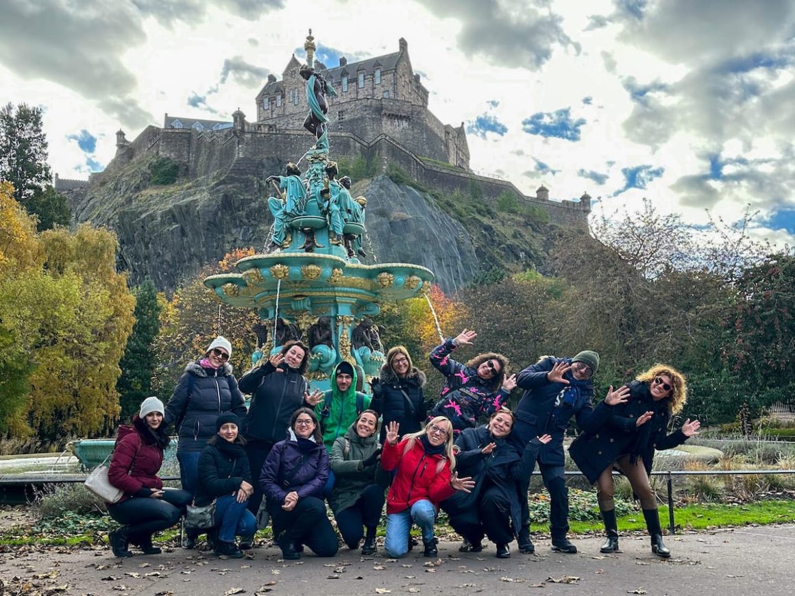Un gruppo Scotland4You davanti alla Ross Fountain e al castello di Edimburgo